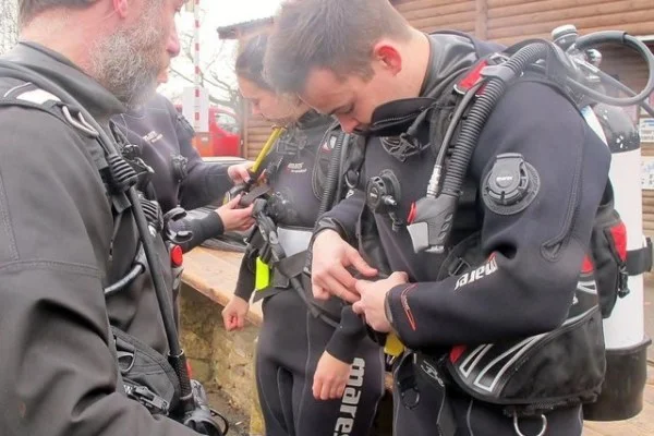 阿塞拜疆大奖赛皮亚斯特里车队指令争议 迈凯伦策略博弈与车手关系分析